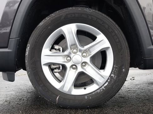 Used 2024 Jeep Compass Latitude image 9