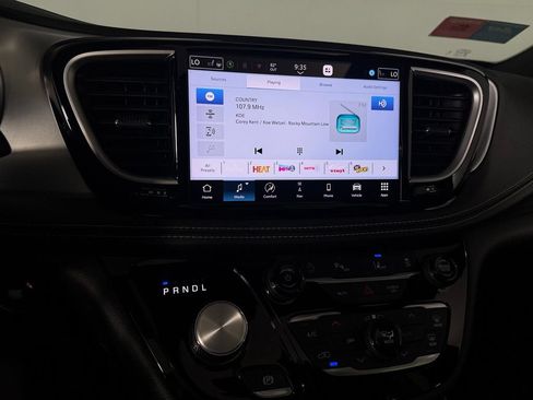 Used 2026 Chrysler Pacifica Limited FWD image 18