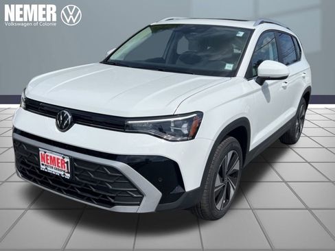 New 2025 Volkswagen Taos SE image 1