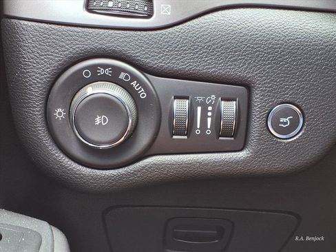 Used 2019 Jeep Cherokee Limited AWD/4WD image 15