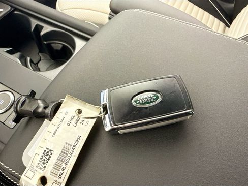 Used 2024 Land Rover Discovery Dynamic SE AWD/4WD image 17