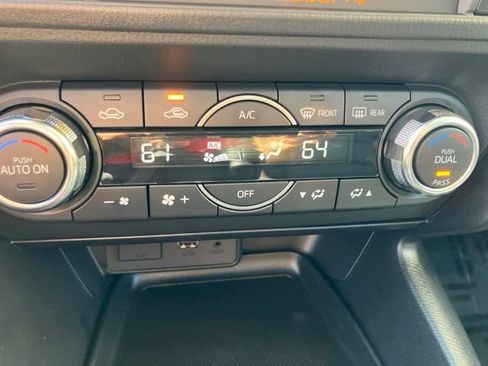 Used 2018 MAZDA MAZDA3 Touring FWD image 12