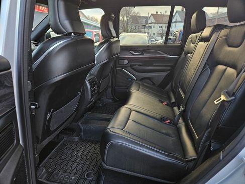 Used 2022 Jeep Grand Cherokee Overland w/ Luxury Tech Group IV image 14