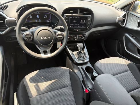 Used 2025 Kia Soul LX w/ LX Technology Package FWD image 22