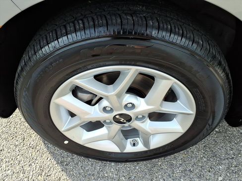 Used 2025 Kia Soul LX w/ LX Technology Package FWD image 10