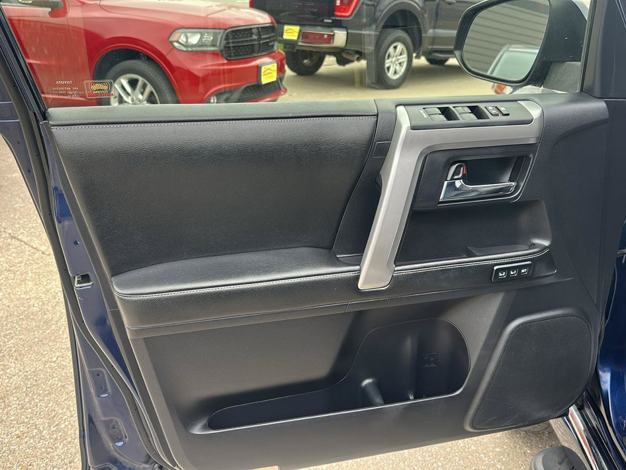 Used 2014 Toyota 4Runner Limited AWD/4WD image 9