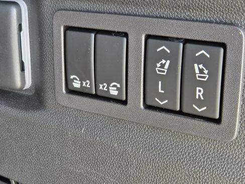 Used 2023 GMC Yukon Denali Ultimate w/ LPO, Floor Liner Package AWD/4WD image 9