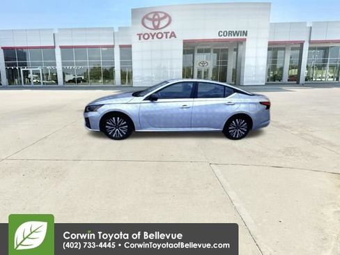 Used 2025 Nissan Altima 2.5 SV FWD image 2