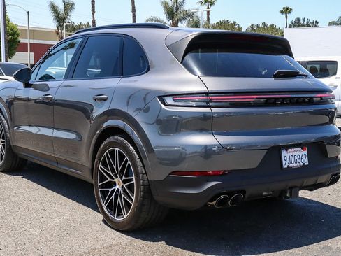 Used 2024 Porsche Cayenne AWD/4WD image 9