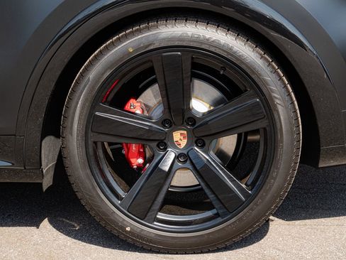 Certified 2026 Porsche Cayenne GTS image 40