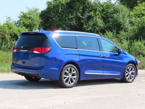 Used 2019 Chrysler Pacifica Limited w/ Tire & Wheel Group FWD image 3