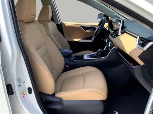 Used 2019 Toyota RAV4 Limited FWD image 9