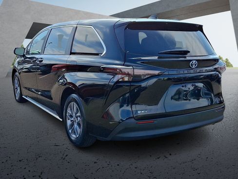Used 2025 Toyota Sienna LE image 4