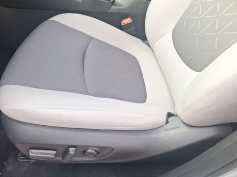 Used 2022 Toyota RAV4 XLE image 17