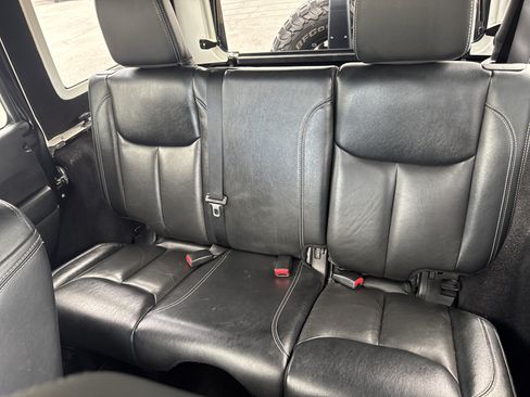 Used 2015 Jeep Wrangler Unlimited Rubicon AWD/4WD image 13