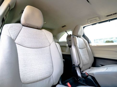 Used 2024 Toyota Sienna LE w/ LE Plus Package AWD/4WD image 39
