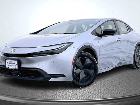 Used 2025 Toyota Prius LE image 1