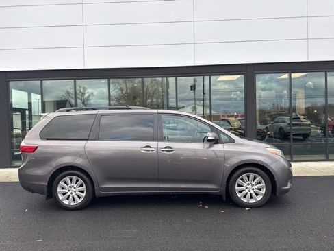 Used 2015 Toyota Sienna Limited Premium image 2