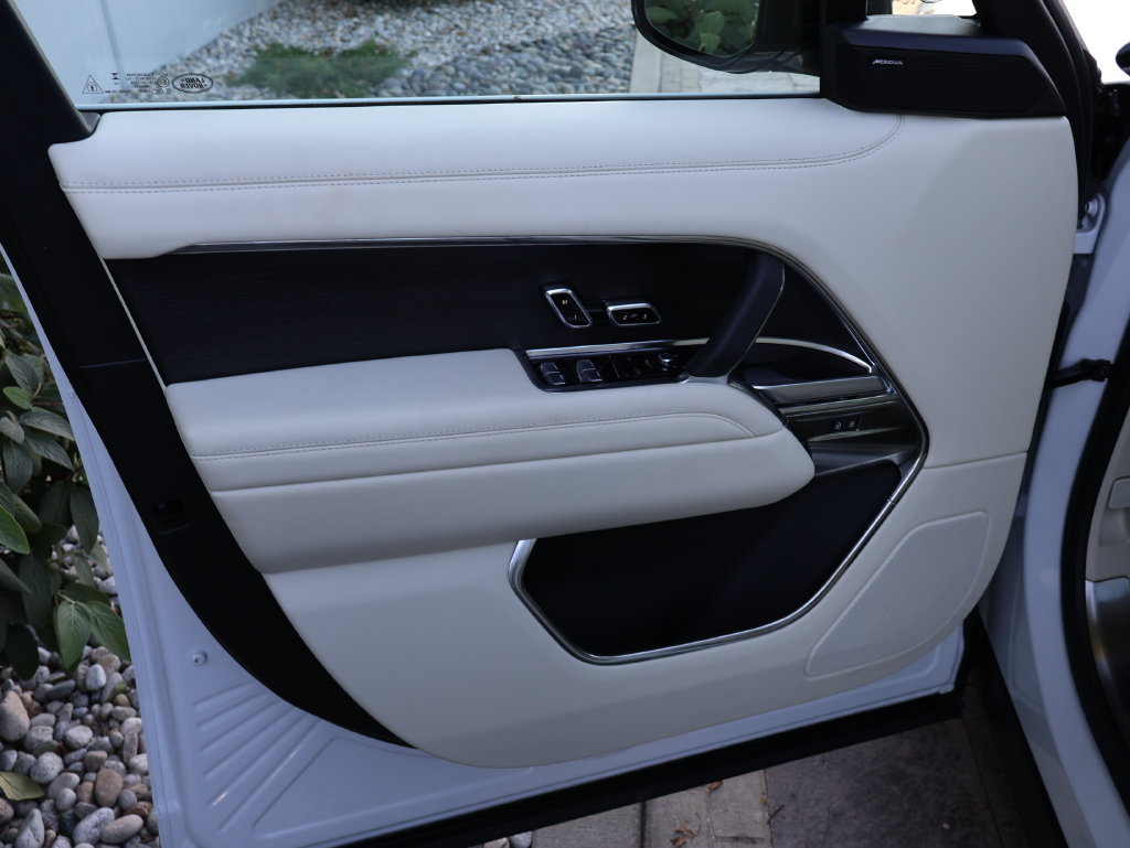 Used 2024 Land Rover Range Rover SE AWD/4WD image 18