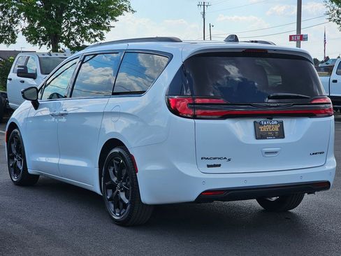 New 2026 Chrysler Pacifica Limited w/ Uconnect Theater Family Group image 8
