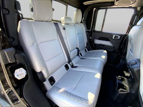 Used 2022 Jeep Gladiator Overland AWD/4WD image 36