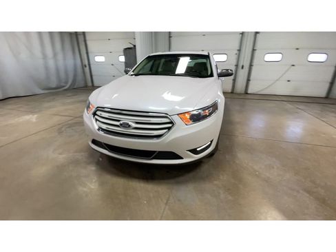 Used 2017 Ford Taurus Limited image 3