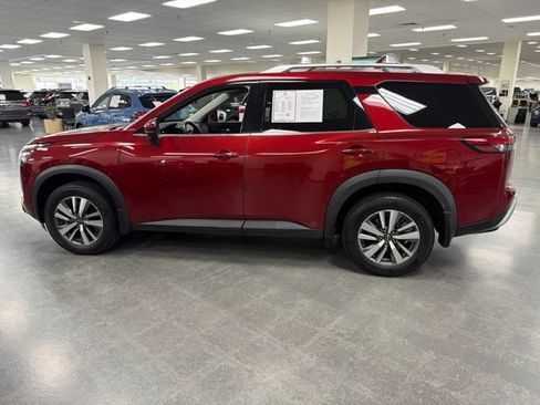 Used 2023 Nissan Pathfinder SL AWD/4WD image 4