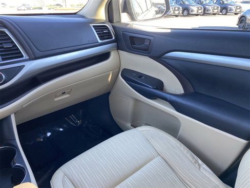 Used 2014 Toyota Highlander Plus image 19