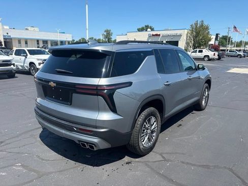 Used 2025 Chevrolet Traverse LT FWD image 6