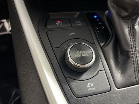 Used 2025 Toyota RAV4 XLE AWD/4WD image 32