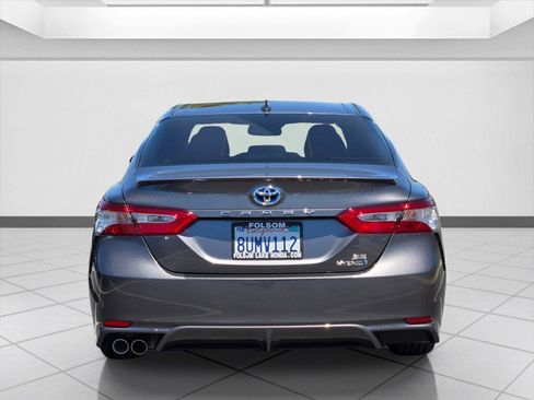 Used 2020 Toyota Camry SE w/ Sunroof Package FWD image 6