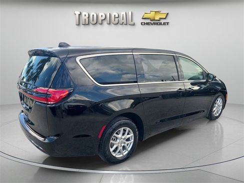 Used 2024 Chrysler Pacifica Touring-L image 5