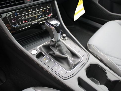 Used 2025 Volkswagen Jetta SEL FWD image 18