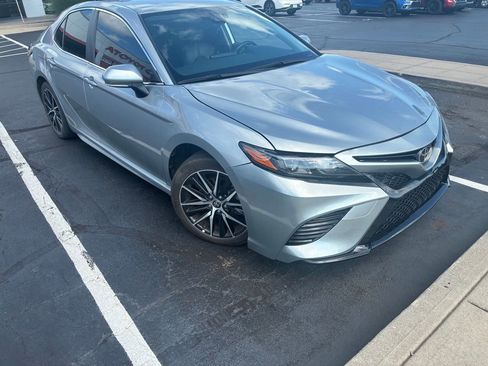 Used 2022 Toyota Camry SE FWD image 1