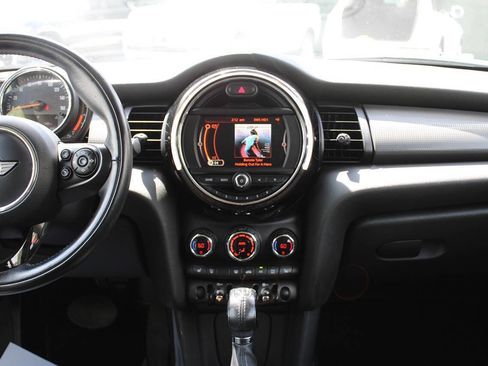 Used 2018 MINI Cooper 2-Door Hardtop w/ Signature Line Package FWD image 21