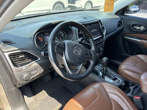 Used 2019 Jeep Cherokee Overland FWD image 17