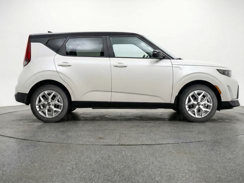 Used 2025 Kia Soul LX w/ LX Technology Package FWD image 11