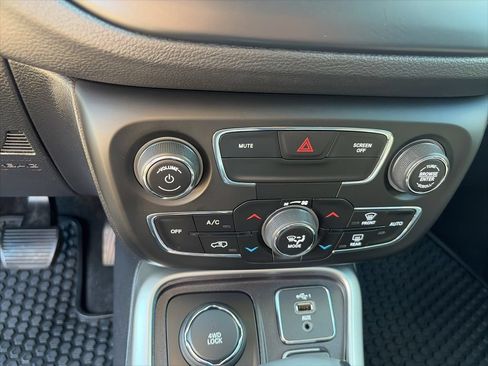 Used 2020 Jeep Compass Latitude w/ Cold Weather Group AWD/4WD image 27
