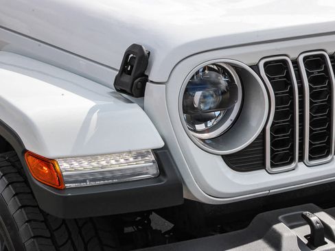 Used 2025 Jeep Wrangler Unlimited Sahara AWD/4WD image 4
