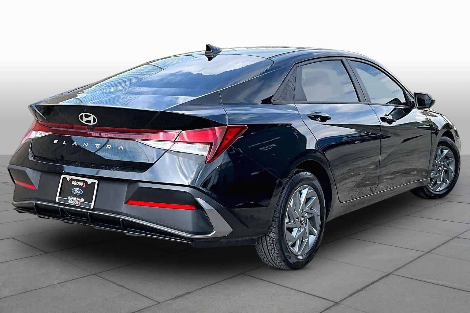 Used 2024 Hyundai Elantra SEL FWD image 15