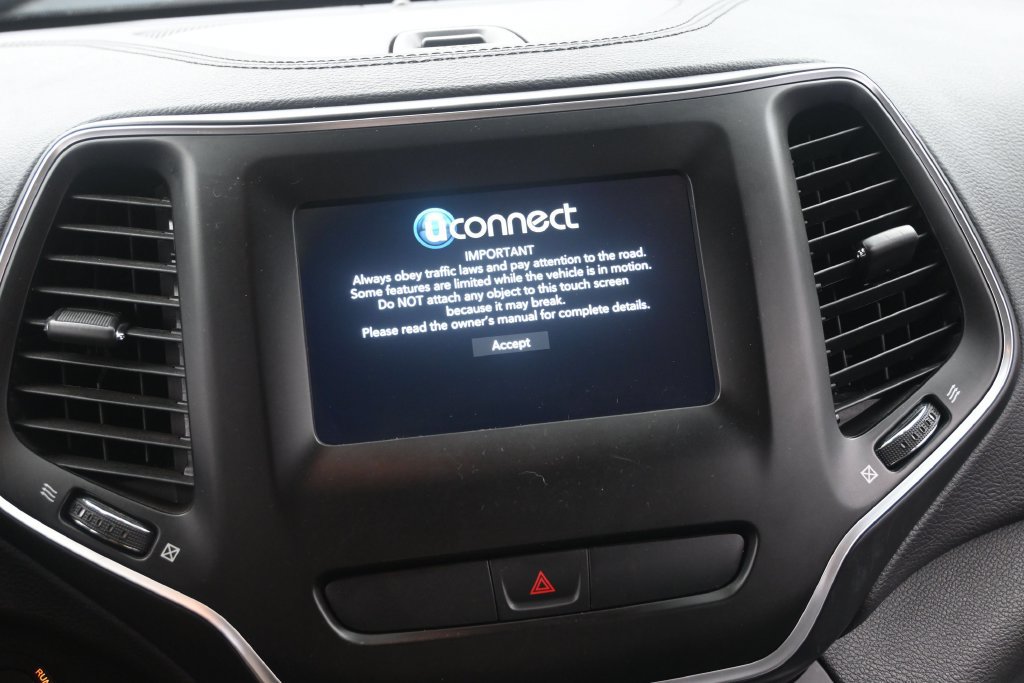 Used 2019 Jeep Cherokee Latitude Plus w/ Comfort/Convenience Group AWD/4WD image 28