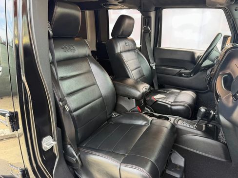 Used 2012 Jeep Wrangler Unlimited Sahara AWD/4WD image 21