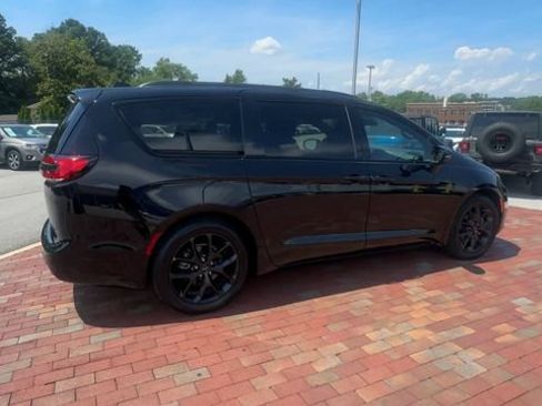 Used 2025 Chrysler Pacifica Limited FWD image 3