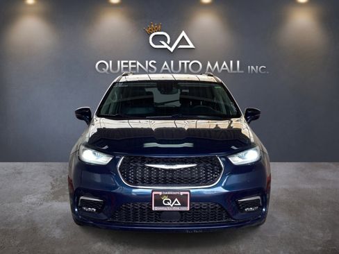 Used 2022 Chrysler Pacifica Touring-L FWD image 2