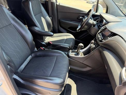 Used 2020 Chevrolet Trax LT w/ LT Convenience Package FWD image 13