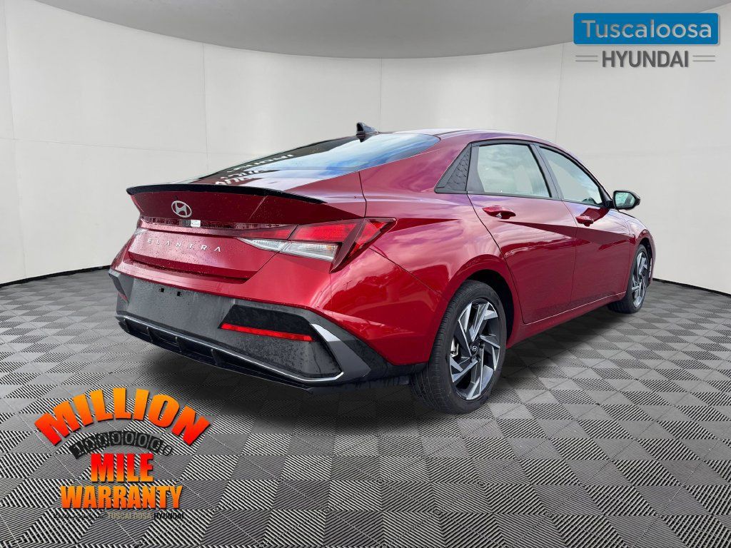 Used 2025 Hyundai Elantra Sport FWD image 3