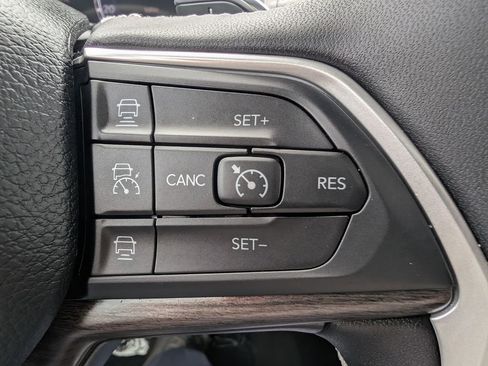 Used 2025 Jeep Grand Cherokee L Limited w/ Luxury Tech Group II AWD/4WD image 30