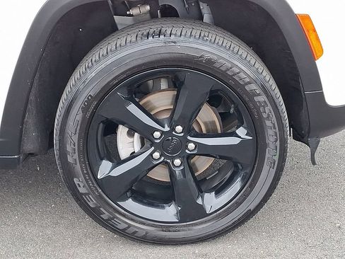Certified 2023 Jeep Grand Cherokee Altitude AWD/4WD image 8