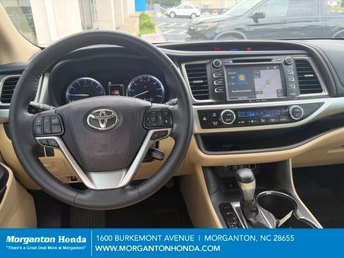 Used 2018 Toyota Highlander XLE FWD image 16