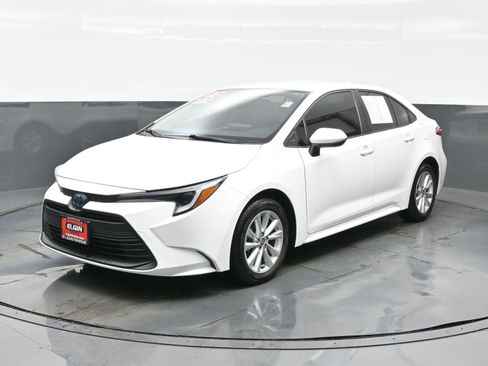 Used 2023 Toyota Corolla LE image 2